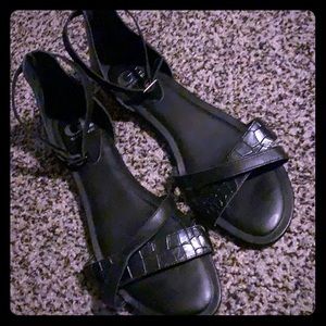 New Gianni Bini flat sandals